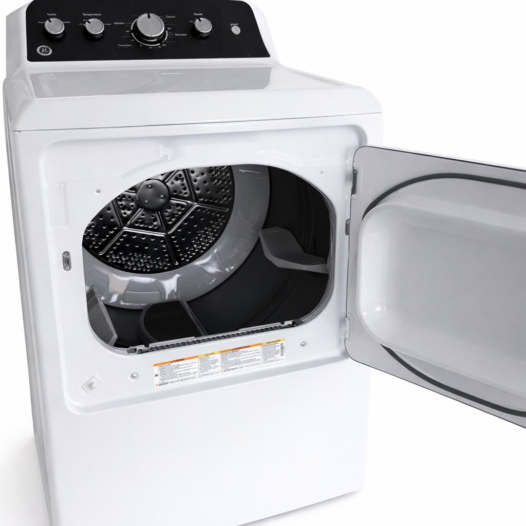 Lavadora GE® de 4.5 pies cúbicos de capacidad con cesta de acero inoxidable, función Cold Plus y lavado intensivo - Secadora eléctrica GE® de 7.2 pies cúbicos de capacidad con ventilación de hasta 36 metros y ciclo de secado prolongado.