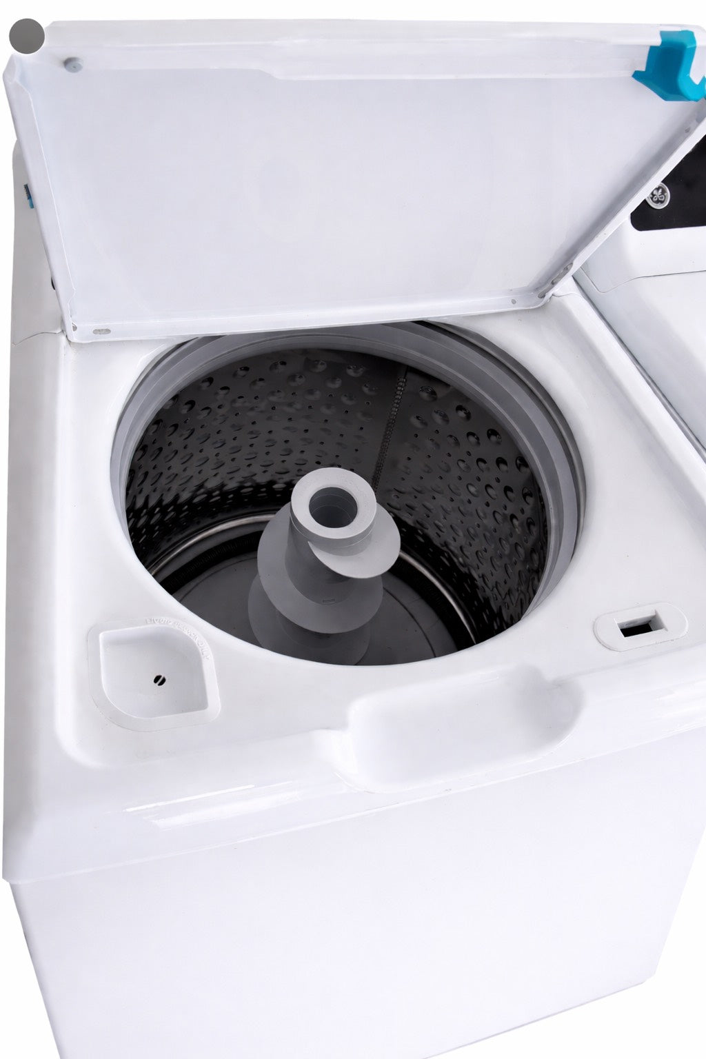 Lavadora GE® de 4.5 pies cúbicos de capacidad con cesta de acero inoxidable, función Cold Plus y lavado intensivo - Secadora eléctrica GE® de 7.2 pies cúbicos de capacidad con ventilación de hasta 36 metros y ciclo de secado prolongado.