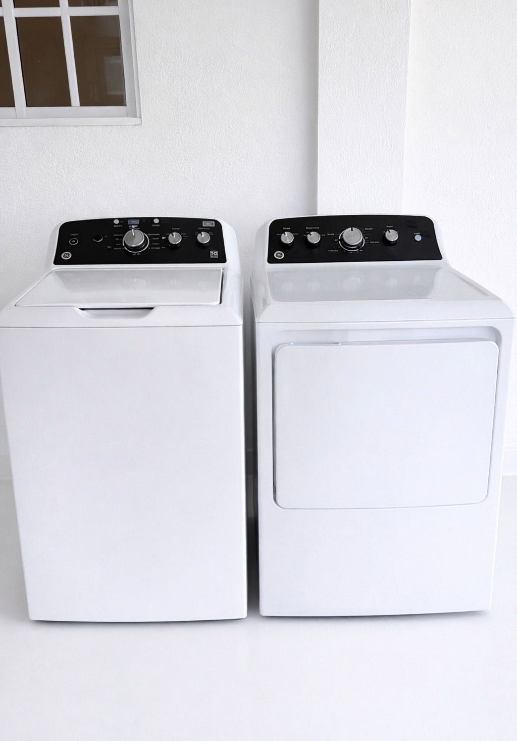 Lavadora GE® de 4.5 pies cúbicos de capacidad con cesta de acero inoxidable, función Cold Plus y lavado intensivo - Secadora eléctrica GE® de 7.2 pies cúbicos de capacidad con ventilación de hasta 36 metros y ciclo de secado prolongado.